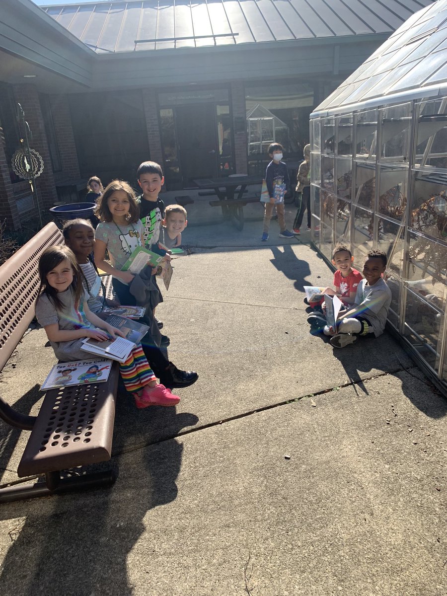 MissDs2Class's tweet image. When it’s 70 degrees on St. Patrick’s Day you take advantage of the courtyard! @oseDCSD