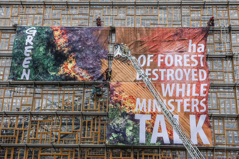 Greenpeace_ITA's tweet photo. Ogni 2 secondi, scompare un’area di foresta grande come un campo da calcio. Significa che solo durante le prime 3 ore in cui si è tenuta la loro riunione, una foresta grande come la città di Bruxelles è andata distrutta. https://t.co/xidhHrrM89