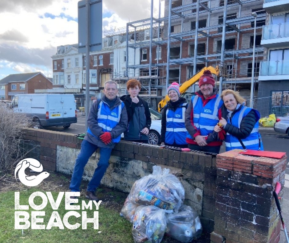 Last Saturday our Starrgate Beach Clean Group managed to collect 6 bags weighing 15kg and 2 boxes of glass for the recycling bin!! 

Another great clean - thank you everyone 👍🚯

#LitterHeroes #PlasticPollution #LoveMyBeach
#SaveOurSeas #SaveOurBeaches #DoNotLitter
