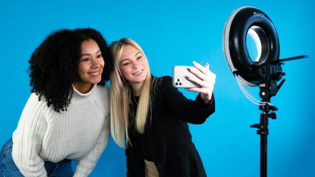 VNOM_nl's tweet photo. We hebben een nieuw TikTok record: 190.000 views! Benieuwd naar TikTok, waarom het interessant is en wat het voor jou kan opleveren binnen de recruitment? Wij vertellen je alles wat je moet weten in onze blog. Link in bio!

#blog #tiktok #recruitment #ti… https://t.co/KVlOKfSLNu https://t.co/7QC1fbUZ11