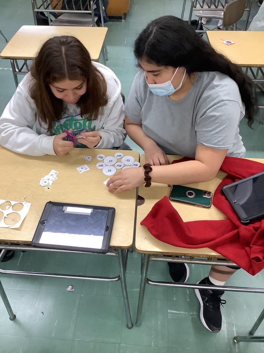 MrGendels's tweet photo. Happy St. Patrick’s Day! 🍀☘️Students co-created the experimental question today, while working with paper molecules and ions. They used this information to develop their own procedure for an experiment to test their hypothesis. #mineolaproud https://t.co/LJHSxtaE6N