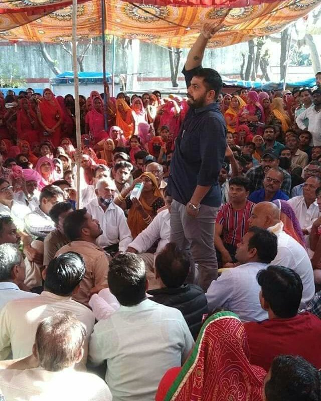 BapManoj's tweet photo. जब आप सब लोग अपनी बीवी व बच्चों के साथ होली मनाने में व्यस्त हो ओर इस दिन हमारे बड़े भाई रवि कुमार जी मेघवाल (भीम सेना प्रदेशाध्यक्ष) अपने घर परिवार बीवी बच्चों को छोड़कर समाज के भाई जितेन्द्र मेघवाल के न्याय के लिए संघर्ष कर रहे....

सलाम करता हूं अध्यक्ष जी आपके संघर्ष को👍🙏 https://t.co/NY7WsLZOJ5