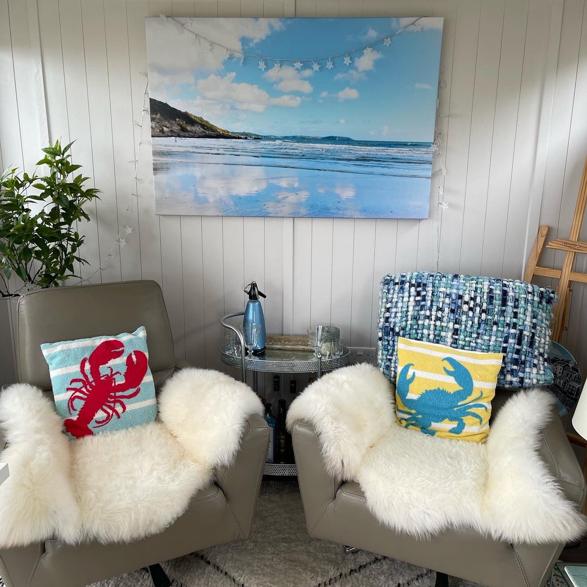 Check out our latest blog on how to create the perfect Cozy Garden Room Bar! 🍸☕️

smartgardenoffices.co.uk/news/6-cosy-ga…

#gardenbar #barideas #homebarista #homebars #gardenrooms #gardenideas #gardeninspiration #gardenbuildings #gardenofficepod #gardendesign #gardenoffices #smartoffices