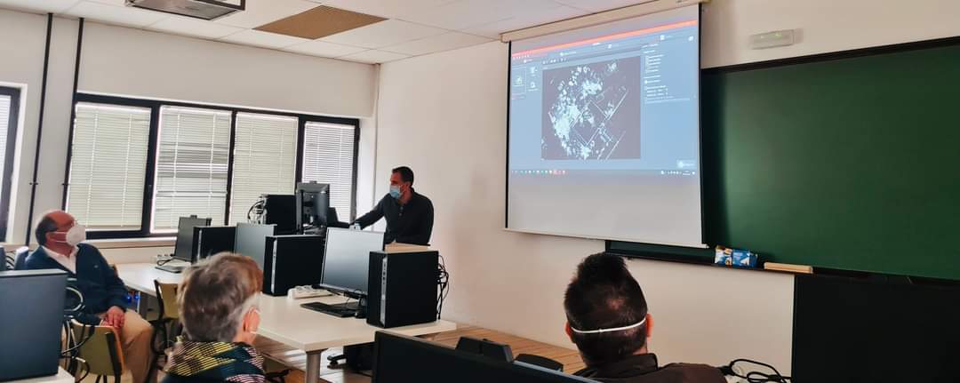 GeomaticaUPM's tweet photo. Ayer la empresa Leica Geosystems impartió un curso de manejo de nuestro nuevo Laser Escáner #RTC360 y #cyclone. Muchas gracias a Ángel Herranz y Daniel Álvarez
#conocegeomatica #conocetigeoespacial #laserescaner #3d https://t.co/wKRLwHxS4c