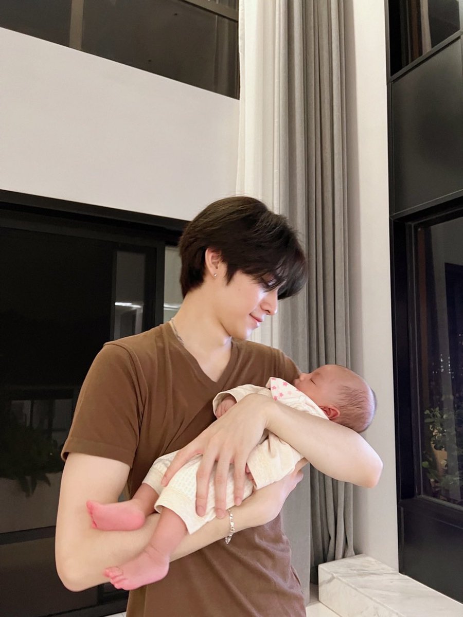 tô muito triste gente a mão do xiaojun segurando o neném 😭😭😭🫂🫂🫂