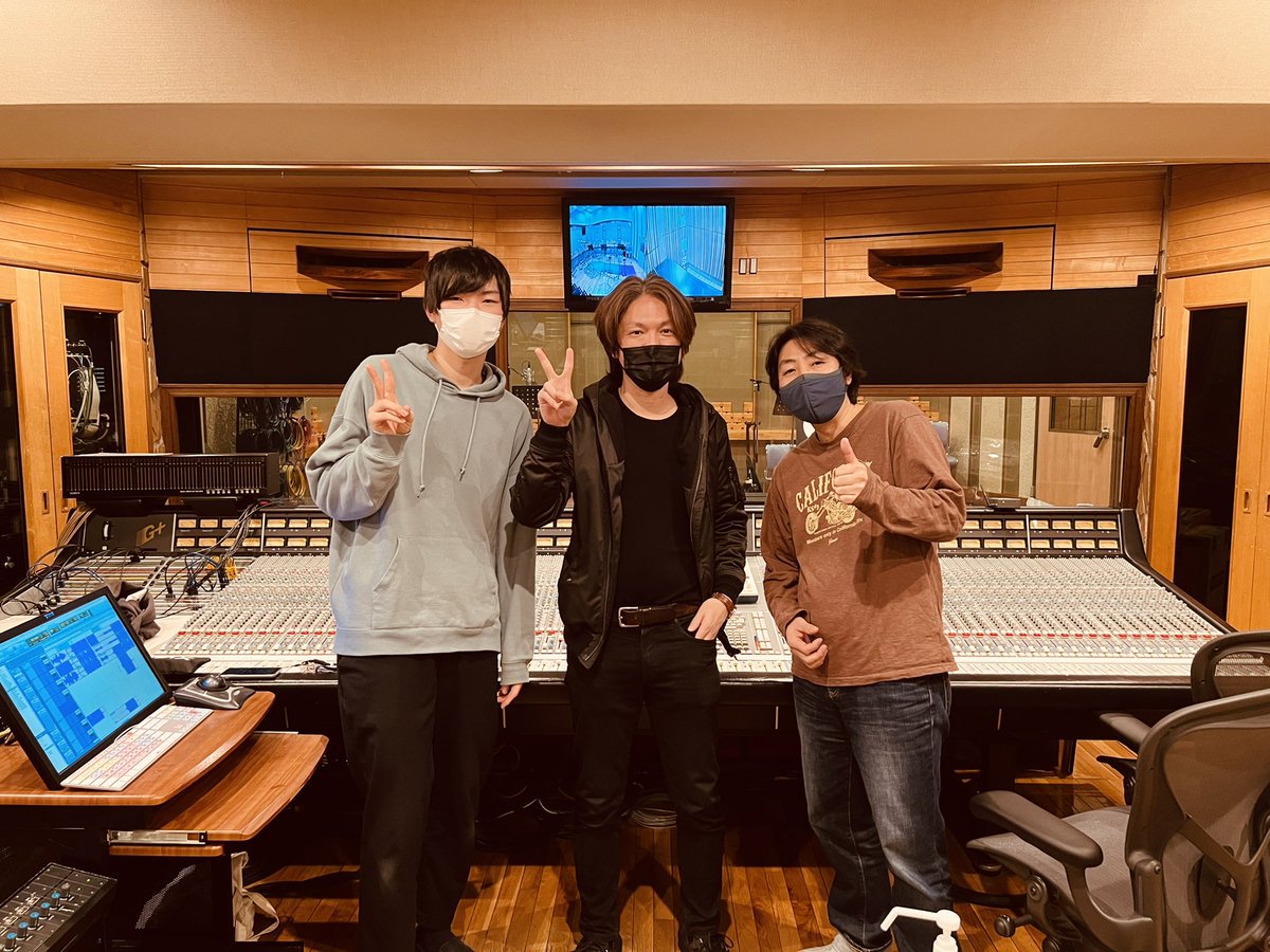 kikuchishin's tweet photo. レコーディング完了！楽曲に命を吹き込んで頂いた、音響ハウスのエンジニア櫻井さんと宮本さん。こちらの色々なお願いにも親身に応えて下さる素敵な方々でした。恐縮過ぎる記念写真…😊

素晴らしいスタジオに感動の1日🙏 歌い手の皆様にも感謝です。またレコーディングお世話になります。 https://t.co/MPlmkq2sAm