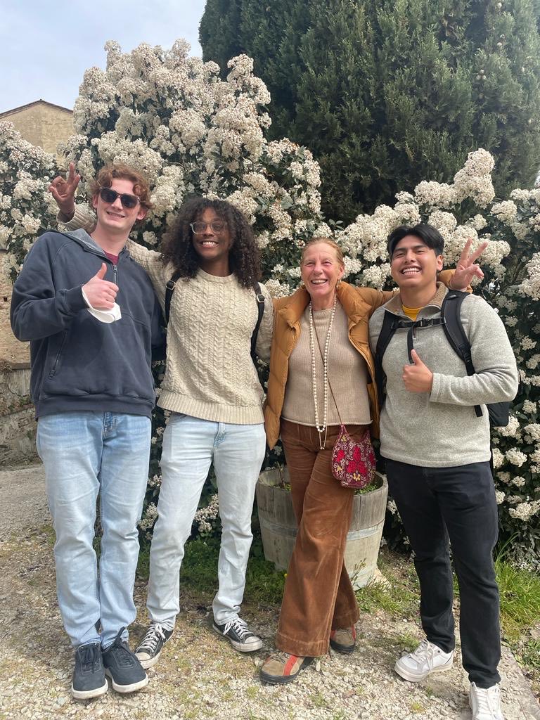 JacquideVries's tweet photo. Thumbs up for la Dolce Vita this spring break and the hospitality of Baronessa Catharina Sonnino in Montespertoli, Tuscany. Life is sweet. #AugsburgU #AugsburgCGEE #aughist https://t.co/YidNdFjhiR