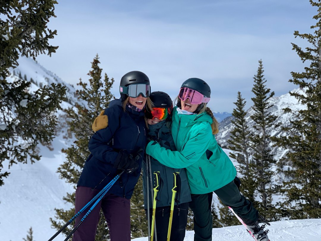 Rustler Emps, old and new, enjoying the Alta sunshine. 

#alta #altautah #discoveralta #altaskiarea #utahsports #utahlove #traveling #staylocal #wintertravels #utahmountains #visitutah #wintervacation #utahrocks  #rustlerlodge #skialtaskirustler