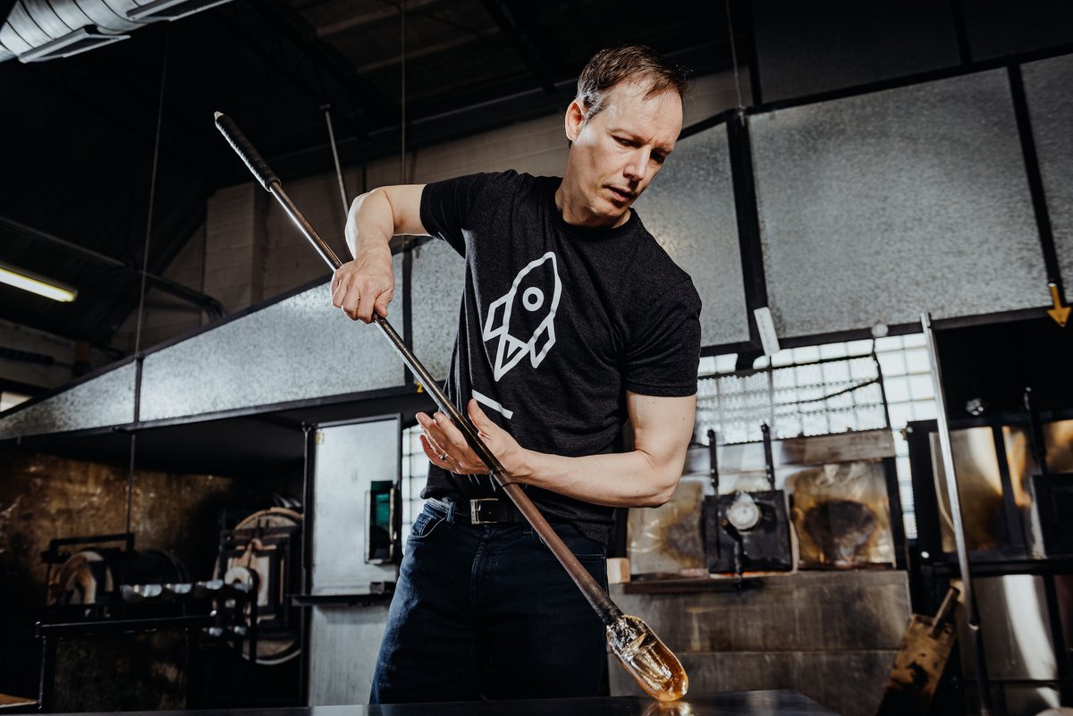 2000F's tweet photo. Just me at my favorite place, doing my favorite thing.
@stlglass
#glassblowing #makingglass #artist #artistlife #art https://t.co/xKkoZESobH