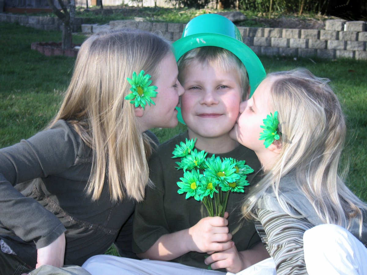 Top o’ the mornin’ to ya!
May all your rainbows lead to a pot o’ gold.
Happy St. Patrick’s Day!