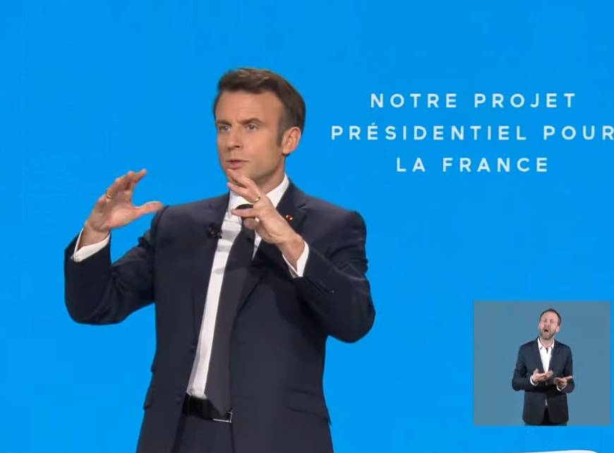 Macron annonce une libéralisation de l'école
Pour les enseignants : augmenter la rémunération en échange de nouvelles missions comme le remplacement des enseignants "ca doit être une obligation" et des missions d'accompagnement des élèves (aide aux devoirs)