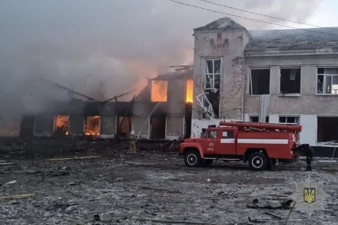 KyivIndependent's tweet photo. ⚡️21 killed, 25 injured in Russian attack of Merefa, Kharkiv Oblast.

10 people are in critical condition, Kharkiv Oblast Prosecutor’s Office reported. The city of Merefawas shelled on March 17. A local school and community center were destroyed.

��Kharkiv Oblast Police https://t.co/EHMnklpgzu
