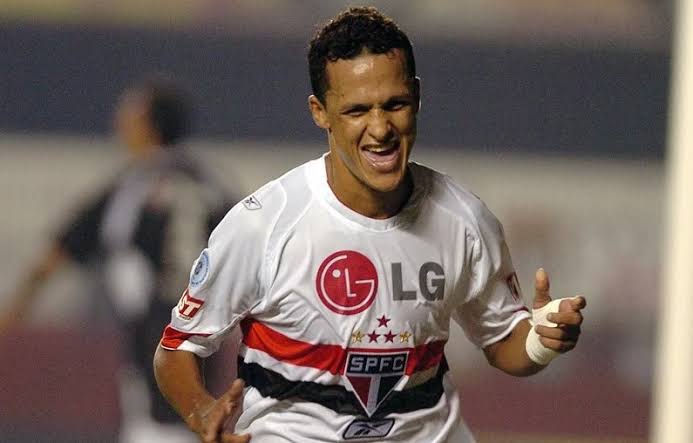spfcestatistica's tweet photo. 🇾🇪🅰️🔥 Os 10 maiores garçons do São Paulo no século 21:

🥇 Jorge Wagner [56]
2️⃣ Paulo Henrique Ganso [49]
2️⃣ Souza [49]
4️⃣ Dagoberto [44]
4️⃣ Luis Fabiano [44]
6️⃣ Cicinho [41]
7️⃣ Hernanes [38]
8️⃣ Kaká [37]
9️⃣ REINALDO [36]
🔟 Osvaldo [32] https://t.co/Y1cvSnlIJ2
