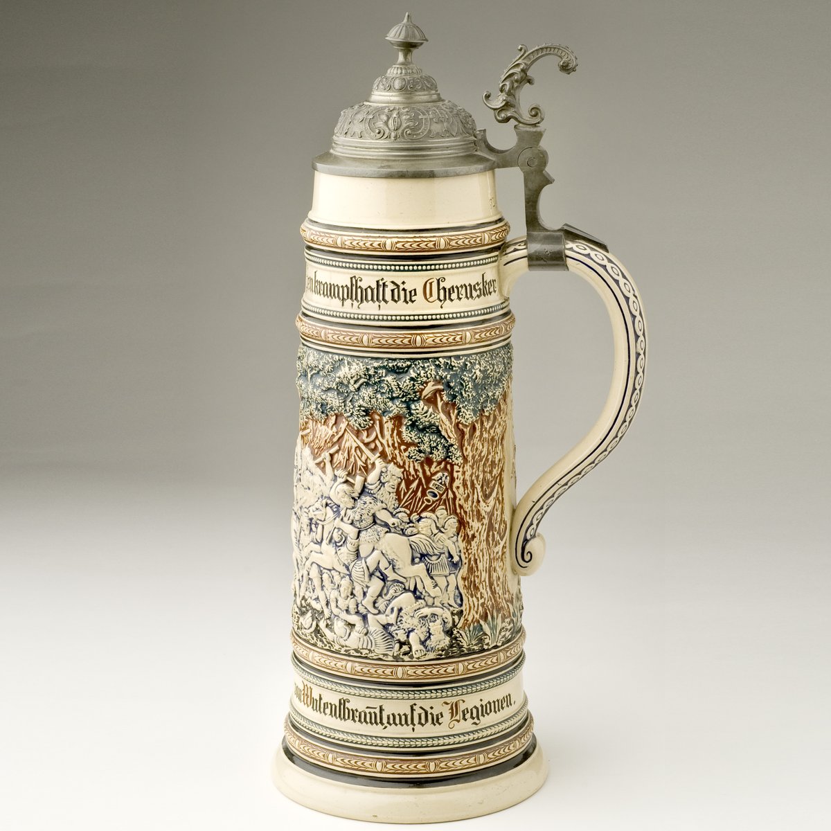LippLandMus's tweet photo. #aufdenzweitenblick Ein Besuch in einem #Museum offenbart bemerkenswerte Details: Der Bierkrug zeigt Szenen aus der Varusschlacht, jedenfalls so, wie man sich die Schlacht Ende des 19. Jh. vorgestellt hat. Schönes #Wochenende #immermitmuseen https://t.co/3QjHbZwIbI
