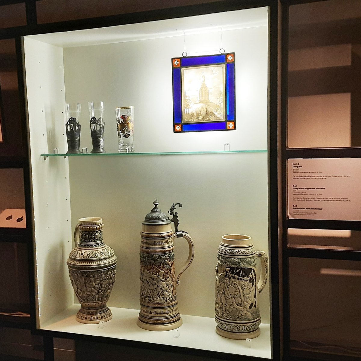 LippLandMus's tweet photo. #aufdenzweitenblick Ein Besuch in einem #Museum offenbart bemerkenswerte Details: Der Bierkrug zeigt Szenen aus der Varusschlacht, jedenfalls so, wie man sich die Schlacht Ende des 19. Jh. vorgestellt hat. Schönes #Wochenende #immermitmuseen https://t.co/3QjHbZwIbI