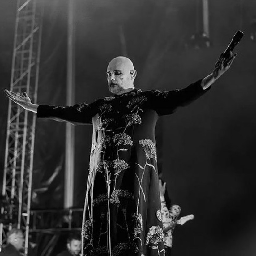 SmashingPumpkin's tweet photo. Wishing William Patrick Corgan @Billy a very happy birthday ☘️🖤
📷 @oscarmorenophoto (IG) @deadlumens https://t.co/5sJmqxk902