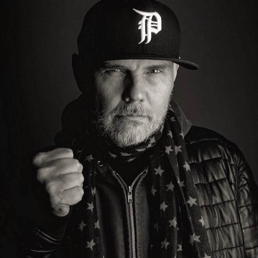 Wishing William Patrick Corgan <a href="/Billy/">William Patrick Corgan</a> a very happy birthday ☘️🖤
📷 @oscarmorenophoto (IG) <a href="/deadlumens/">deadlumens</a>