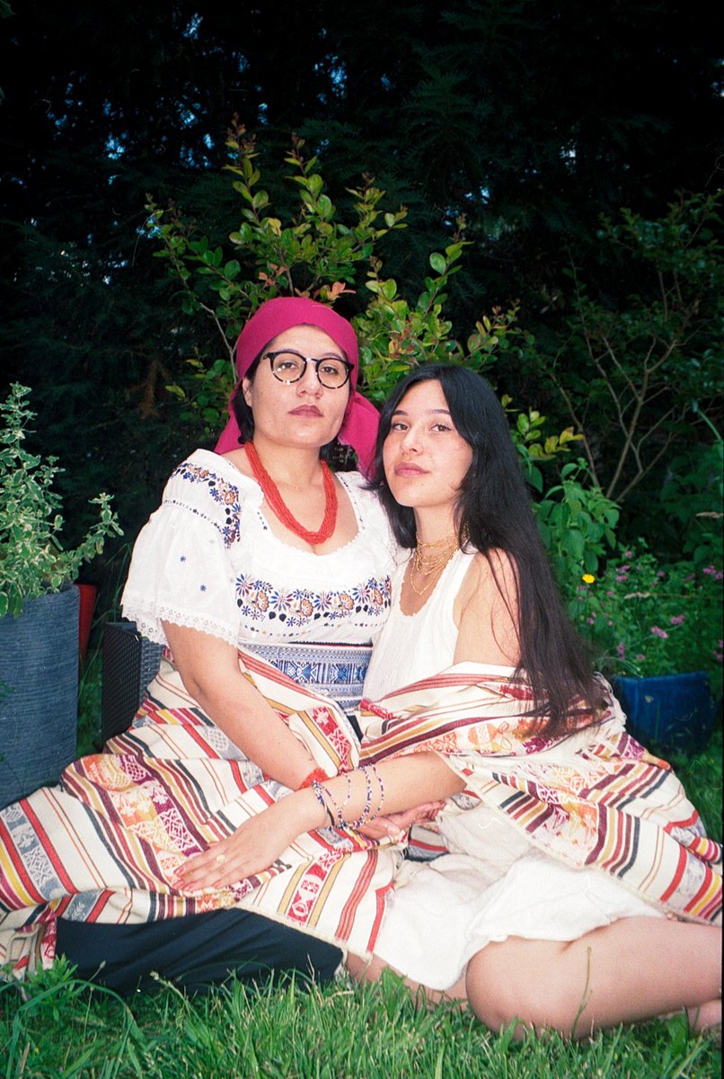 makanakuy's tweet photo. Mes petites photos que vous retrouverez à l’événement Ñañaykuna !
L’idée était de demander à chacune des participantes comme est ce qu’elle garde un lien avec l’Amérique Latine depuis la France… et à partir de leur réponse construire la direction artistique de la photo 🧚🏼✨ https://t.co/FoU55vF2Bq
