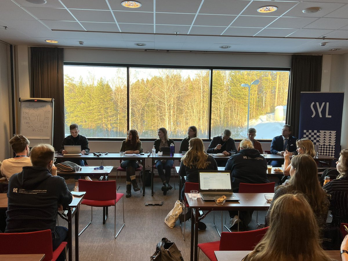 SYL_FIN's tweet photo. Seuraavana vuorossa poliittisten opiskelijajärjestöjen paneeli! Paneelin juontaa puheenjohtajamme @KKouzmitchev. #sylsemma
Nästa upp: panelen för de politiska studentföreningarna!
Up next: the panel of the political student associations! #studentsoffinland https://t.co/5lcjZzv0mW