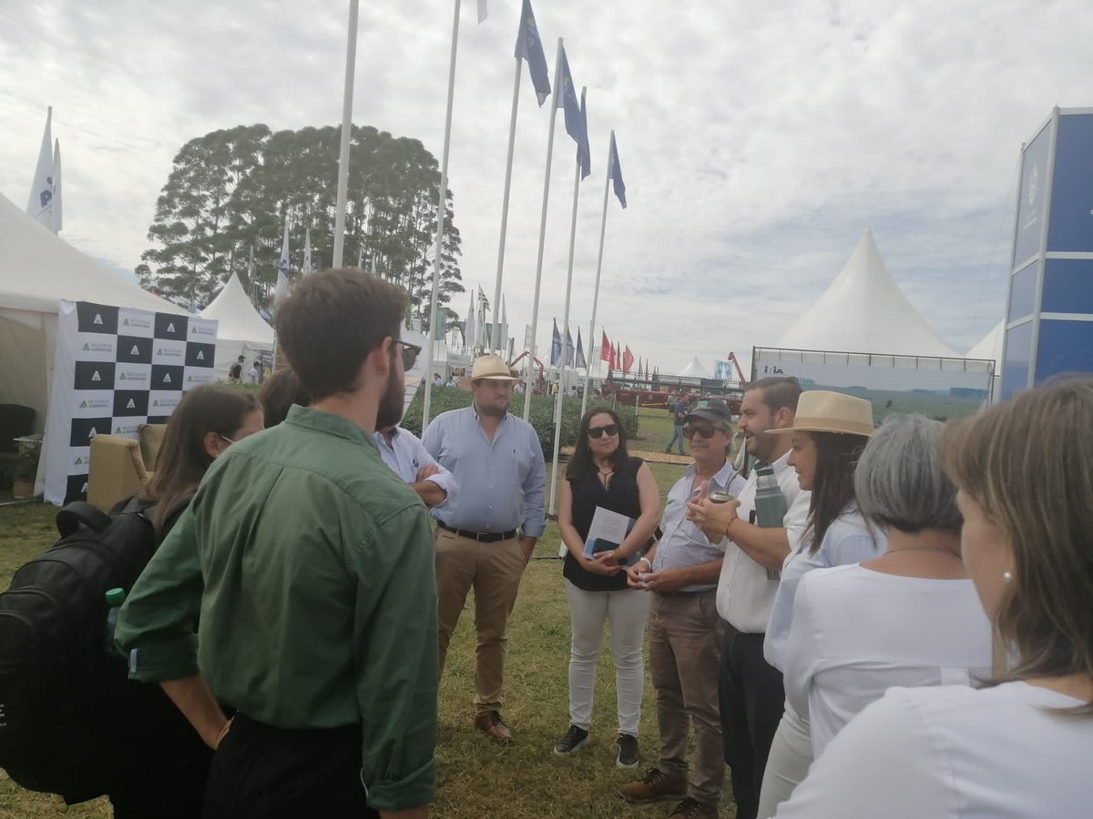 El subsecretario @ignacio_buffa recibe en el stand del MGAP a delegación Europea, encabezada por la Oficial de Programas Sección de Cooperación, Marta Ramírez, junto al presidente de la Asociación Rural de Soriano, Jorge Andrés Rodríguez y @JaquieBecerra directiva de la rural.