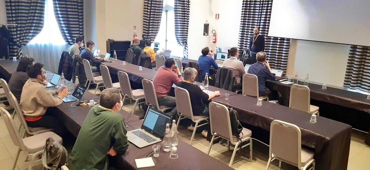 SparkFabrik's tweet photo. Con @benfrancesco siamo passati a mettere mano alla tastiera. Cosa prevede l'agenda?
Adottare un approccio serverless-first in uno scenario di esempio.
Ph. credits: @pinolo 
@grusp @IncontroDevOps #aws #Serverless https://t.co/K6vUY4z8Ci