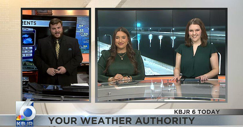 KendallJarboeTV's tweet image. Happy St. Patrick’s Day! 🍀 Samantha and I were repping our green this morning, but I imagine meteorologists have a bit of FOMO on this holiday 😂 #GreenScreenProblems