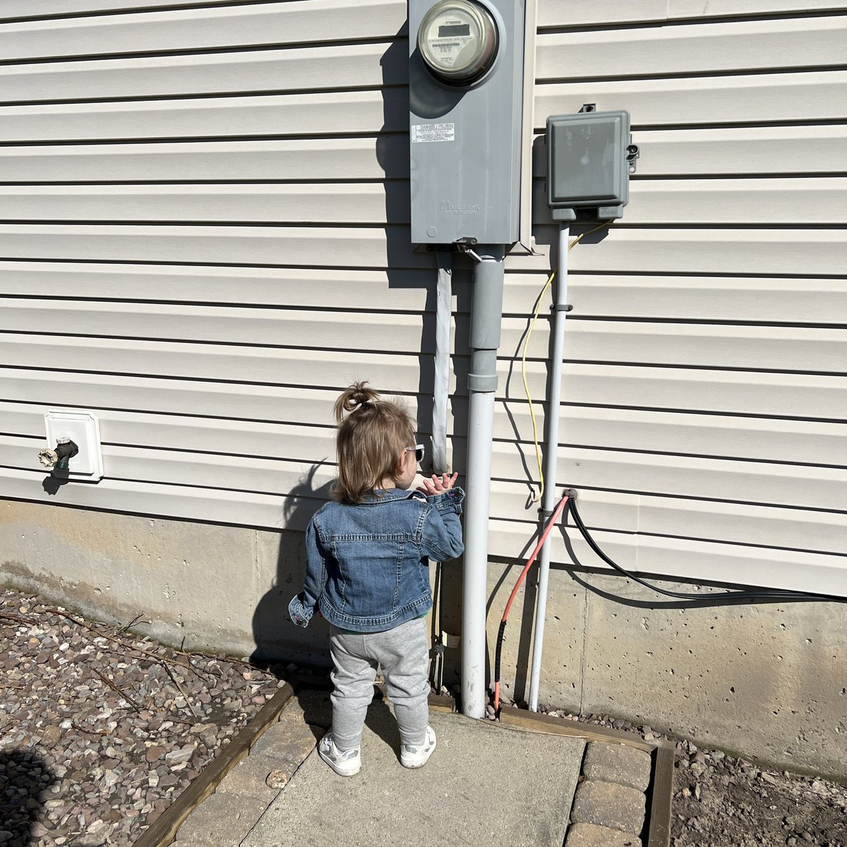 thenikrivers's tweet photo. “Kinley, please don’t play with the electrical…”

I’ll take things I wasn’t expecting to say for $600 Alex. 

#KinleyRyan #GirlDad #ToddlerRivers https://t.co/mVoUgIdSbs