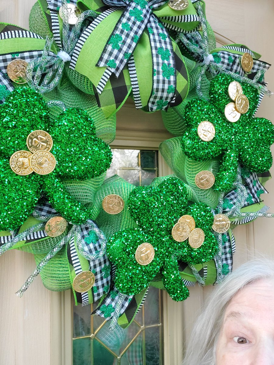 SandraEnness's tweet photo. What's on your door today? Don't miss another holiday with a ho-hum door. GET A WREATH! #shopmyshop #midmichiganmoms #fyp #lansingartists #madeinmichigan #farmmom #modernmoms #workingmomslife #holidayhack #bestdoordecor #neighborenvy https://t.co/x6mQXI40ZX