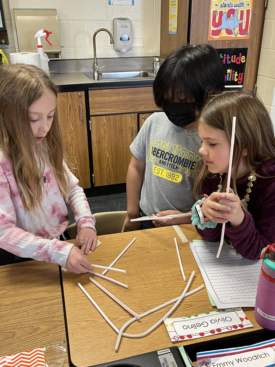 MesserMallory's tweet photo. Completing a fun stem challenge today and building a leprechaun tower! #teamwork #stemchallenge #StPatricksDay  #HalePackStrong https://t.co/RLKfCHzF94