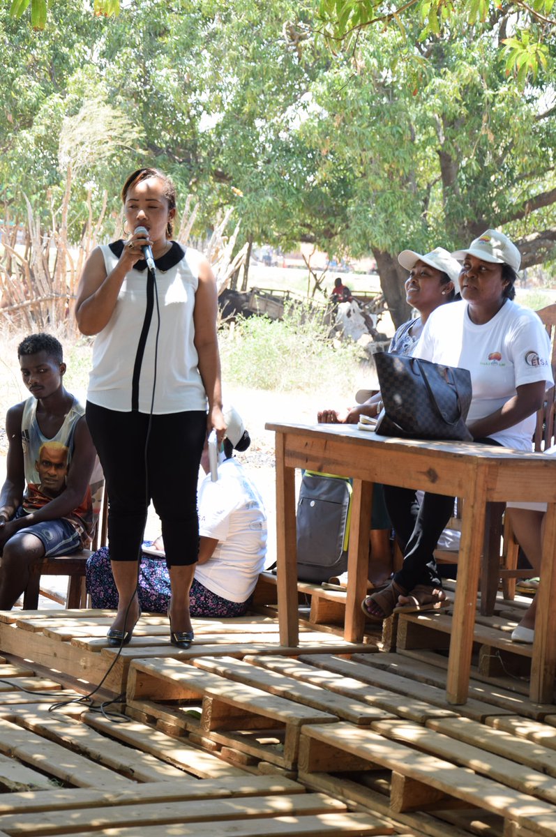 PBFMadagascar's tweet photo. Environ 200 personnes présentes à la campagne sensibilisation ✅masculinité positive ✅égalité homme-femme ✅promouvoir leadership & accès #femmes aux postes de décision ✅appel aux hommes soutenir & valoriser les #femmes à Tsianisiha #TalilyRaike @UNPeacebuilding @bussiere_brice https://t.co/ZnGPDLjE2V