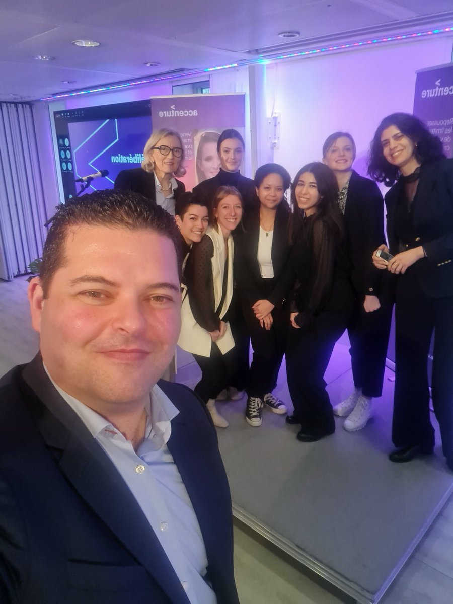 Am_Chelly's tweet photo. A la finale du challenge @AccentureFrance avec @SalmaBZin et Françoise Croze pour soutenir nos 2 équipes @ESLSCAparis. Bravo les filles pour vos prestations. C'était top. On croise les doigts pour le résultat. https://t.co/SbWKVc8xWo