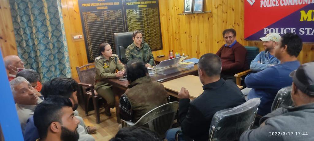 SrinagarPolice's tweet photo. Public Outreach meetings are taking place in different field units of Srinagar Police. https://t.co/ze0qNUEIjx