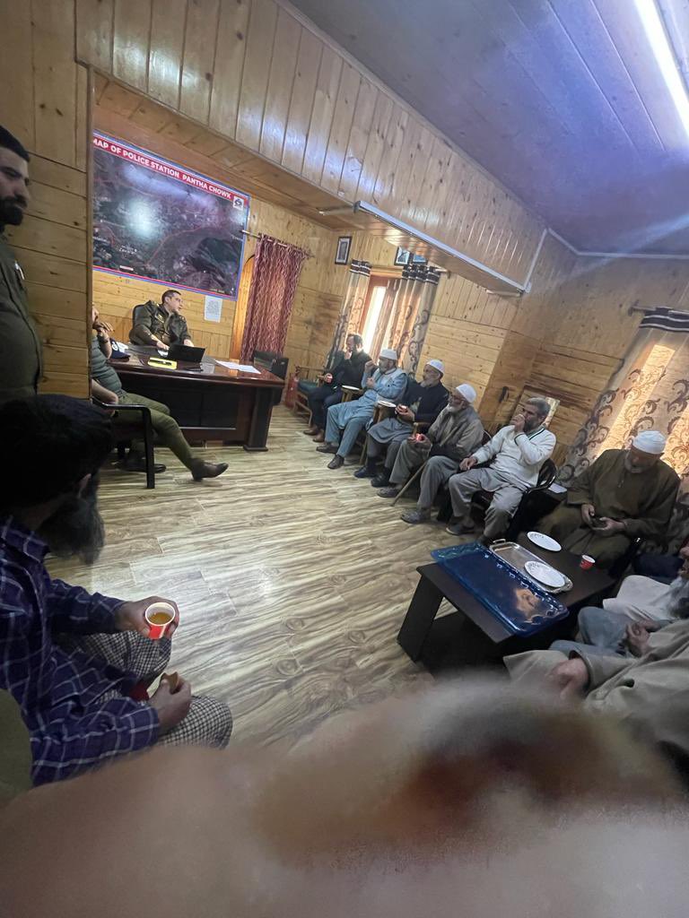 SrinagarPolice's tweet photo. Public Outreach meetings are taking place in different field units of Srinagar Police. https://t.co/ze0qNUEIjx