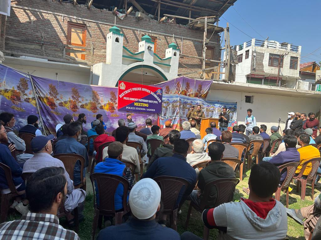 SrinagarPolice's tweet photo. Public Outreach meetings are taking place in different field units of Srinagar Police. https://t.co/ze0qNUEIjx