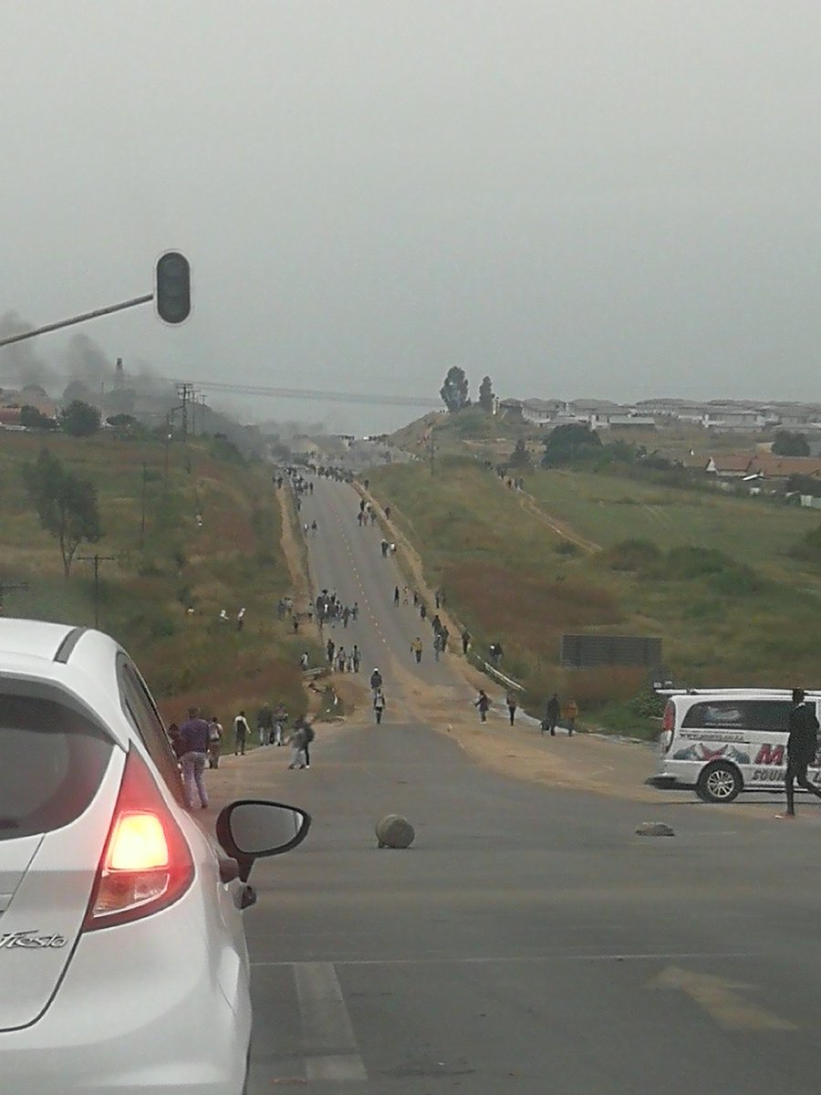 NokoMap's tweet photo. Olievenhoutbosch R55 towards N14 closed due to protests. @KayaTraffic @tyrolinefranks @SizweDhlomo https://t.co/DEls4wIVyC