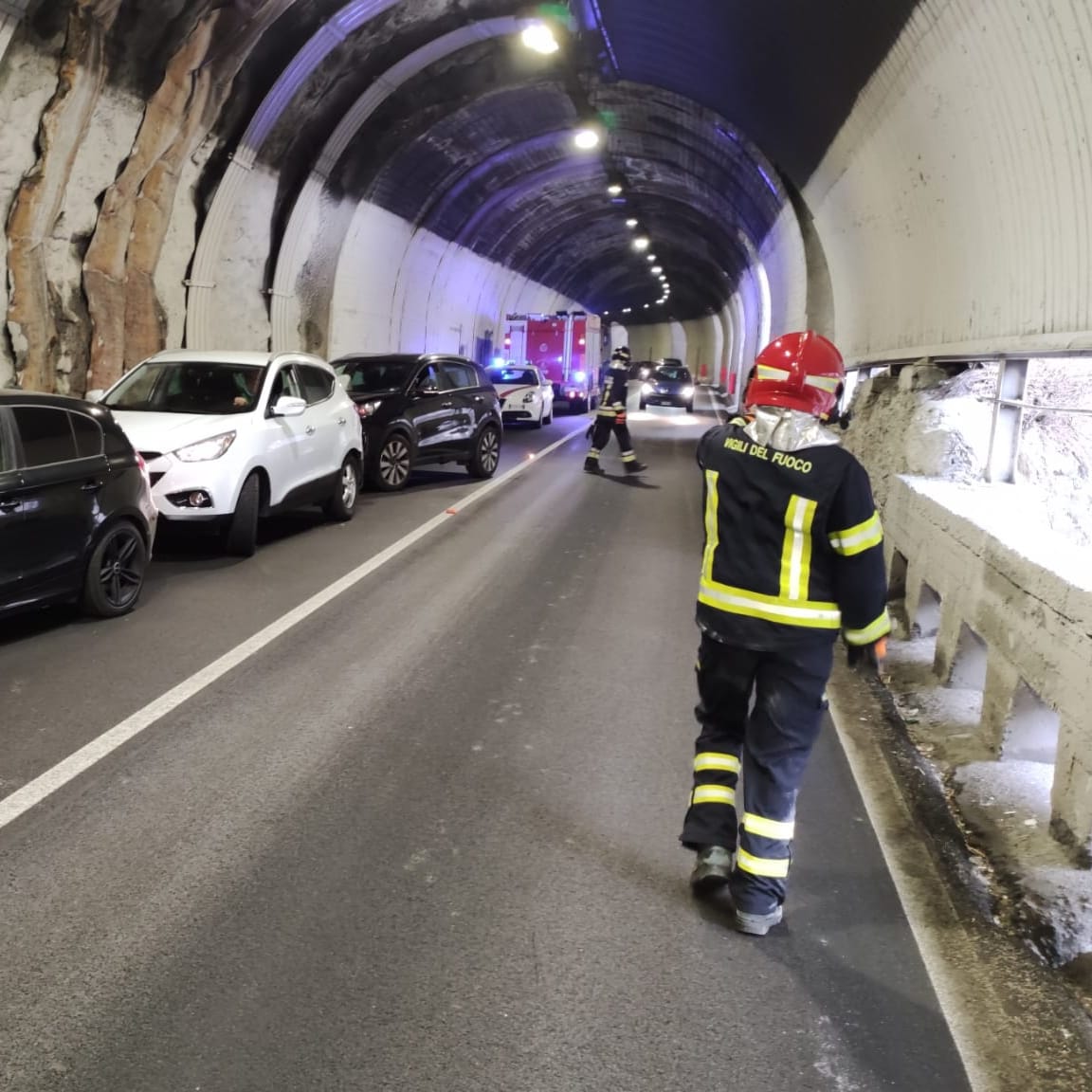PLGiudicarie's tweet photo. Sinistro stradale #SS237 #vigilidelfuoco #trentinoemergenza e #polizialocale sul posto https://t.co/p2tJ1ytJoU