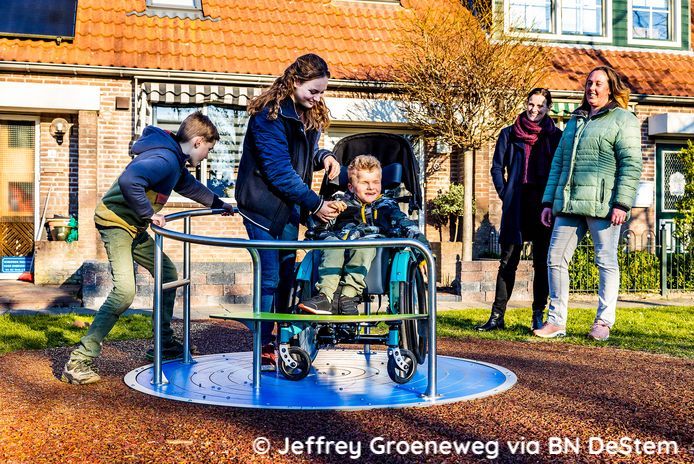 Sky van 5 jaar is meervoudig gehandicapt waardoor hij onder meer blind is en in een rolstoel zit. Dankzij zijn buurmeisje kreeg hij een speciale #draaimolen waarin hij samen met andere kinderen kan spelen.🤩🤩 <a href="/BNDeStemBreda/">BN DeStem Breda</a>
bndestem.nl/hoeksche-waard…