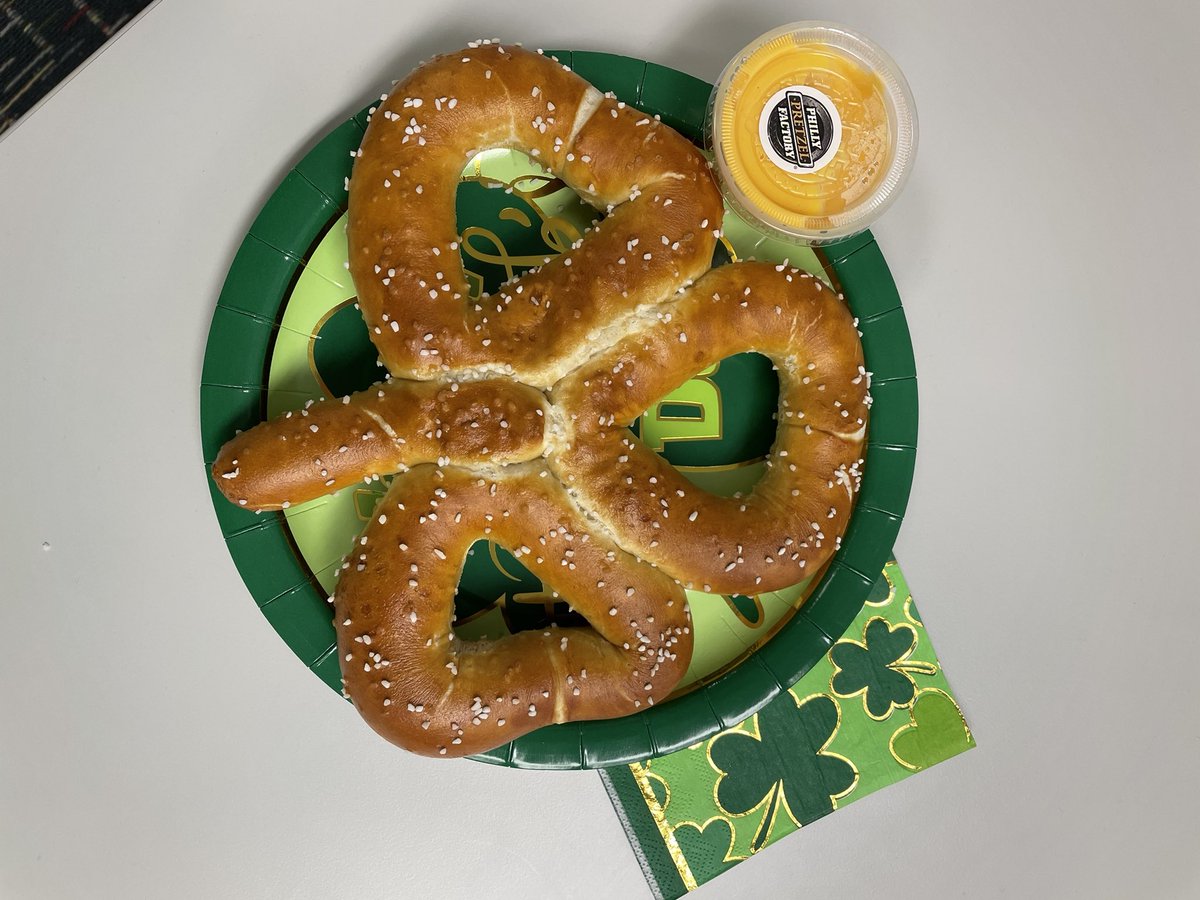 So lucky to have our amazing admin team! Shamrock pretzels for the win! ☘️ <a href="/AlantonAstros/">Charlene Garran</a> <a href="/twinjamom/">Kelly Padilla</a>