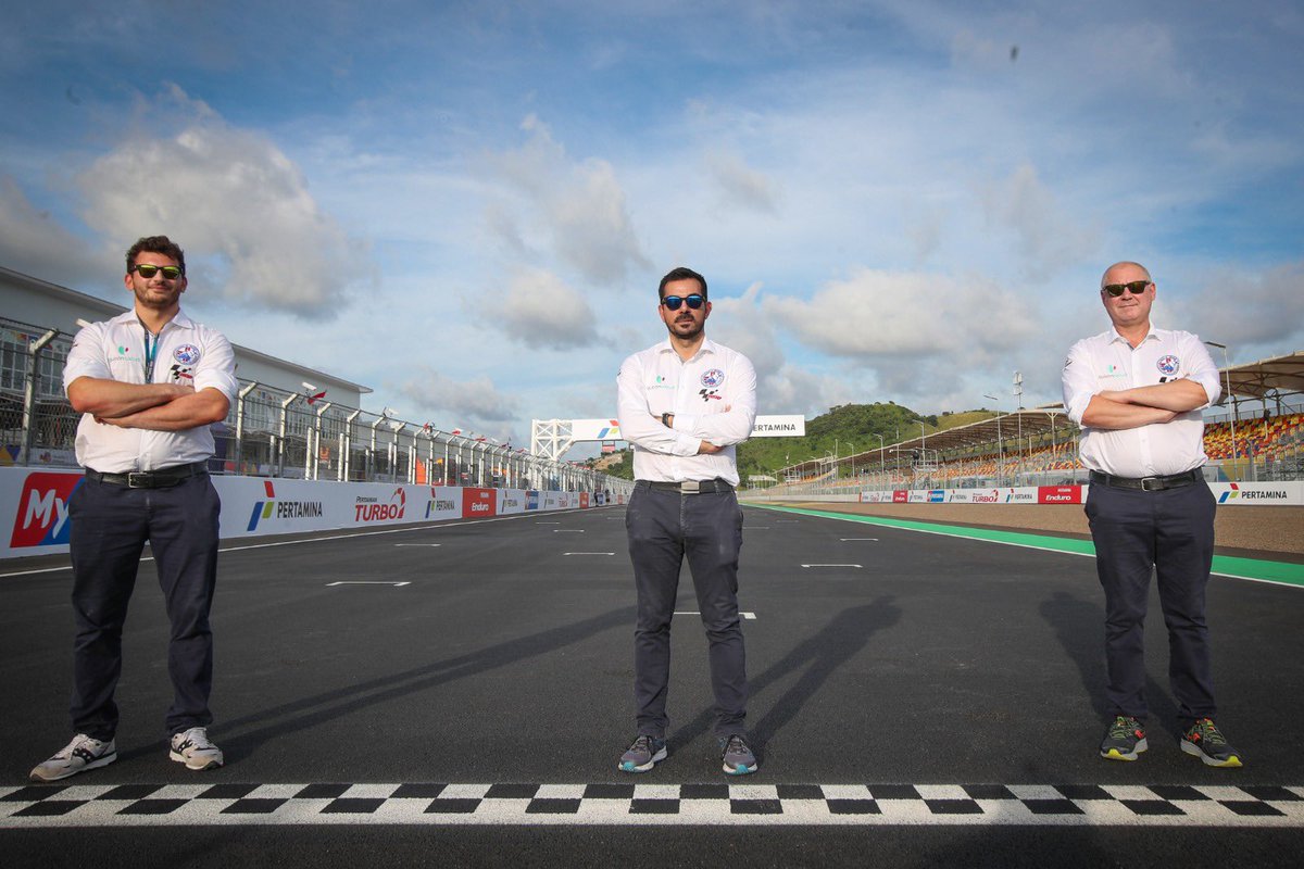 clinicamobile's tweet photo. Here we are📍#IndonesianGP 🇲🇨
The 2️⃣nd round of the season started today and #ClinicaMobile medical staff is ready to face the weekend in this amazing place!
👓 @EyeriseSport 😎
#MotoGP #racing #Motorsport #eyerise #eyerisesunglasses #raceweekend https://t.co/U0xJHVaQJt