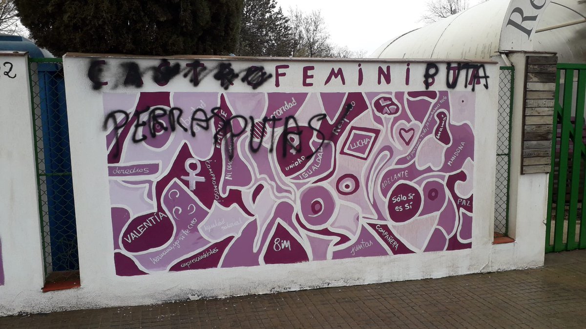 🥲 Que pena !! 
Cuánto daño están haciendo la derecha y la ultraderecha con sus mensajes contra el feminismo a la sociedad y a las generaciones más jóvenes ! 
Cuánto odio y cuánta crispación están generando ! 
Así han dejado el mural feminista de #CastrodelRío  (Córdoba)👇🏻