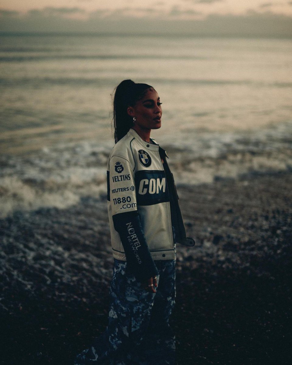 the H2U video has hit 10,000 views!! so glad you’re enjoying me pretending to be on a beach in LA whilst freezing my 👙 off on an english beach in the first week of january 🥶

watch it here: youtu.be/EpQDVk09b0k