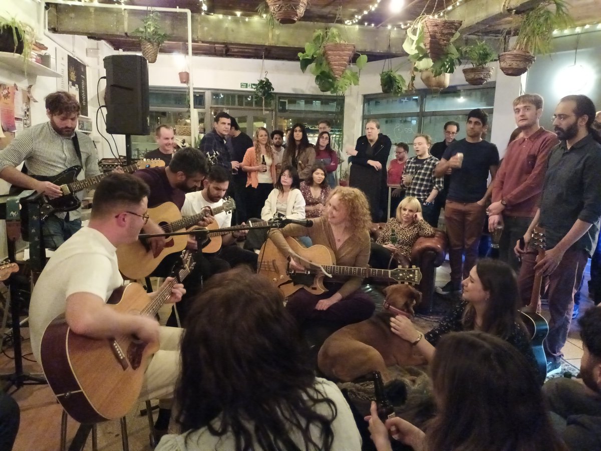 St Patrick's Open Mic - tonight! ☘️
Come and drink some Guinness and get on stage, or come and cheer on our acts. 🎶
Starts at 7pm. Sign up here: theguitarsocial.com/.../thursday-n…
#openmic #stpatrick #stpatricksday #stpaddy #StPaddys2022 #guitar #music #london #londonevents #guitarists