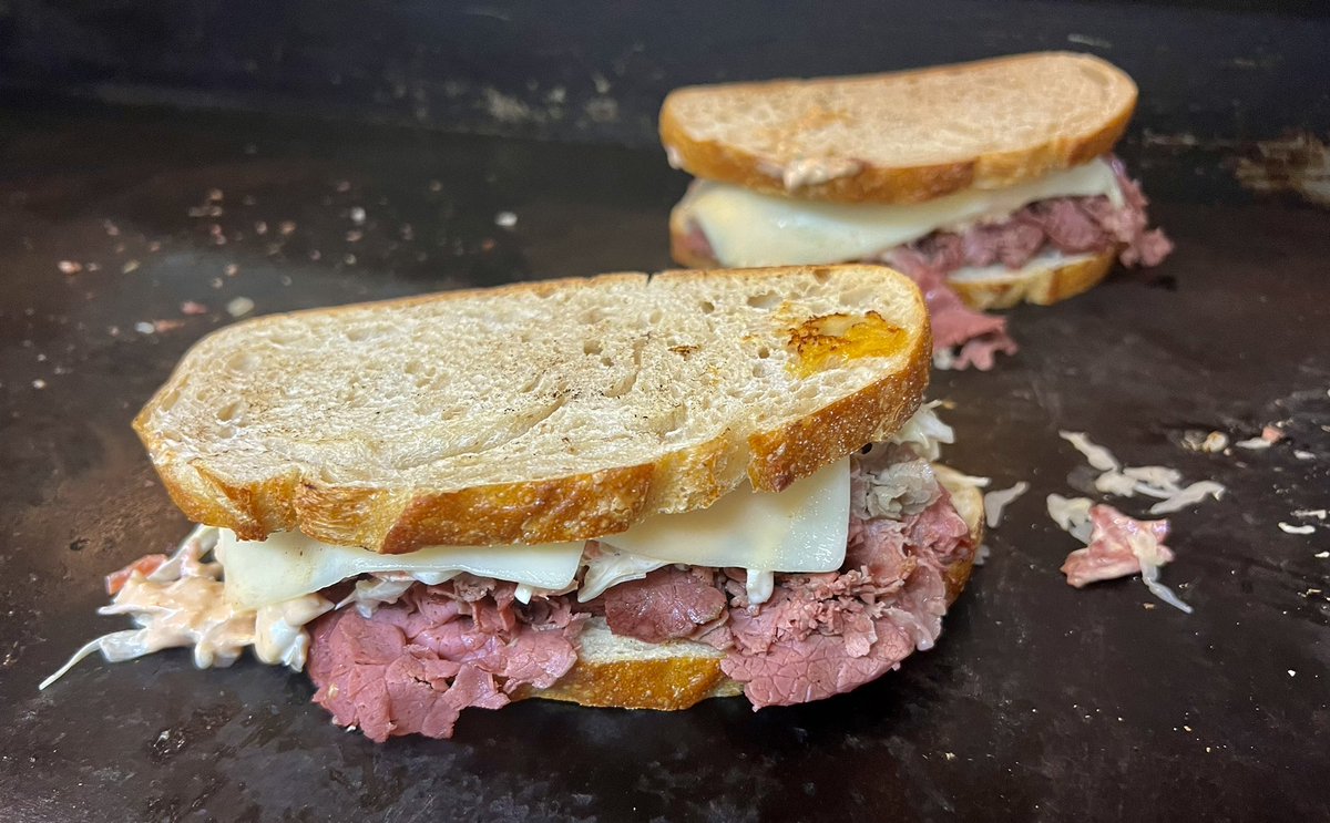 thebutcherysl's tweet photo. It’s #StPatricksDay #sandwich #cornedbeef #wagyu #awesomemess @daveyhubb ✌️❤️🥩+🥪 https://t.co/zVb3b5ASj3