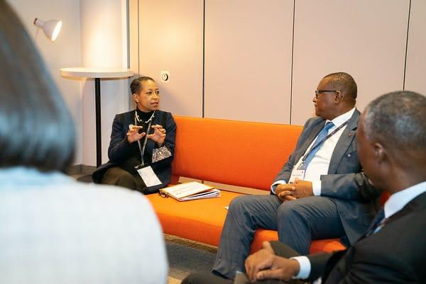 MINCOM_CI's tweet photo. Rencontre bilatérale entre le @MiCoMeF_CI M. Amadou COULIBALY et Mme Nadine GIRAULT, Ministre des Relations Internationales et de la Francophonie du Québec, le mercredi 16 mars 2022, à Paris.
#OIF
#CMF
#Micomef🇨🇮 https://t.co/aB3KHnT13T