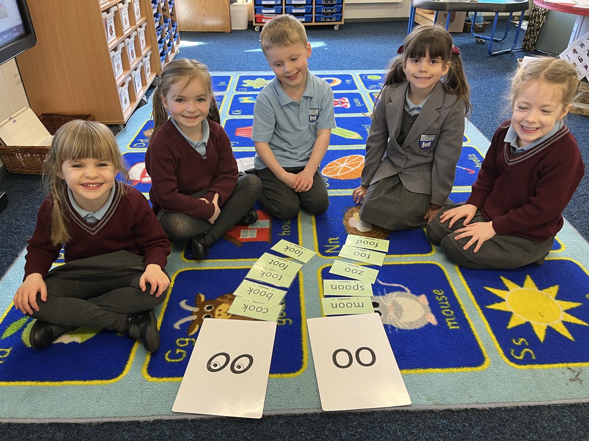 SGSReception's tweet image. #SGSReception are learning to distinguish between the long and short &apos;oo&apos; sound! @RuthMiskinEdu #RWIPhonics #SGSPrep