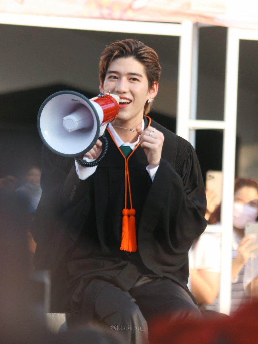 jamjungjammy's tweet photo. เว่อออตั้งแต่คนให้ และ คนได้ของเลยค่าาาา แหมมมมม มีใครซื้อสร้อยราคาเหยียบ 2แสนกว่า จะ 3 แสนให้เพื่อน บ้างคะ? อิอิ ได้ปุ๊ปใส่ปั๊ปเลยน้าาาาา 🌚🌝💙❤️ #PPGraduation https://t.co/Chn7vIBuQ6