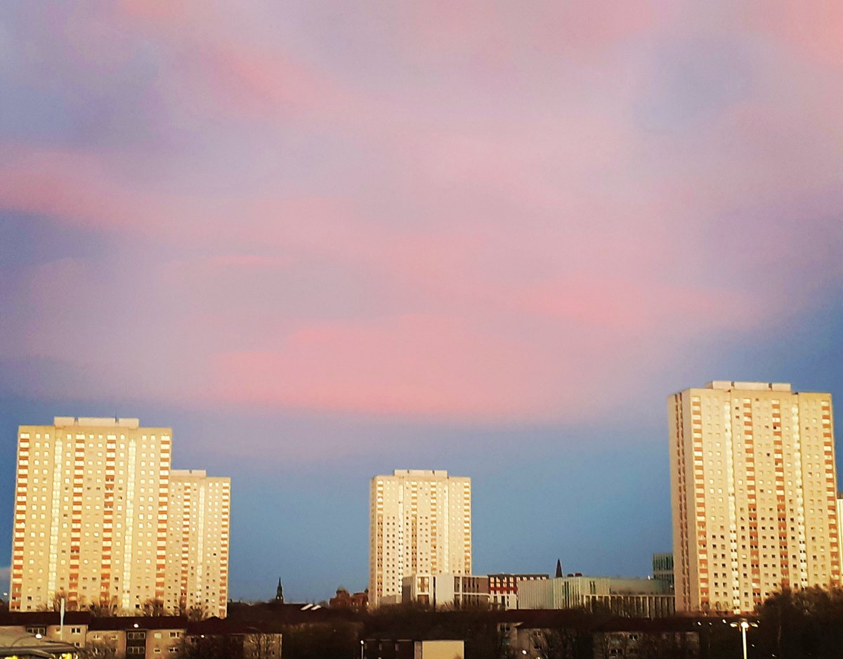 DeCampaign's tweet photo. Townhead Glasgow 
16/03/2022 @ 5PM
🏴󠁧󠁢󠁳󠁣󠁴󠁿🧁
#photography #streetphotography #sundown #pinkhue #pinksky #blue #pink
#city #highriseflats #glasgow #scotland https://t.co/qsxSxIRUv8