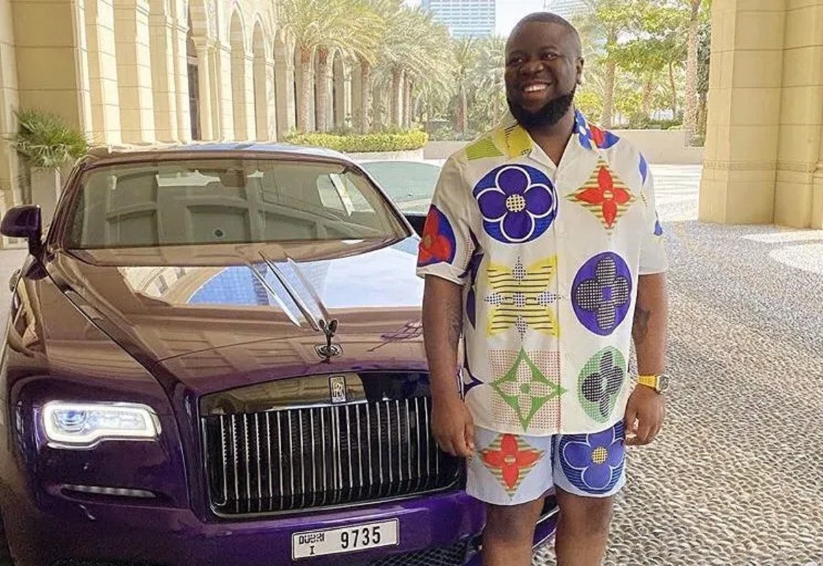 Xaviuniversal's tweet photo. Professor: we will create a scene, so we can be locked up in a jail. 

Tokyo: but if we are in jail, we can’t pull the heist..

Professor: that’s were hushpuppi comes in 😎 https://t.co/TClkpPQIBG