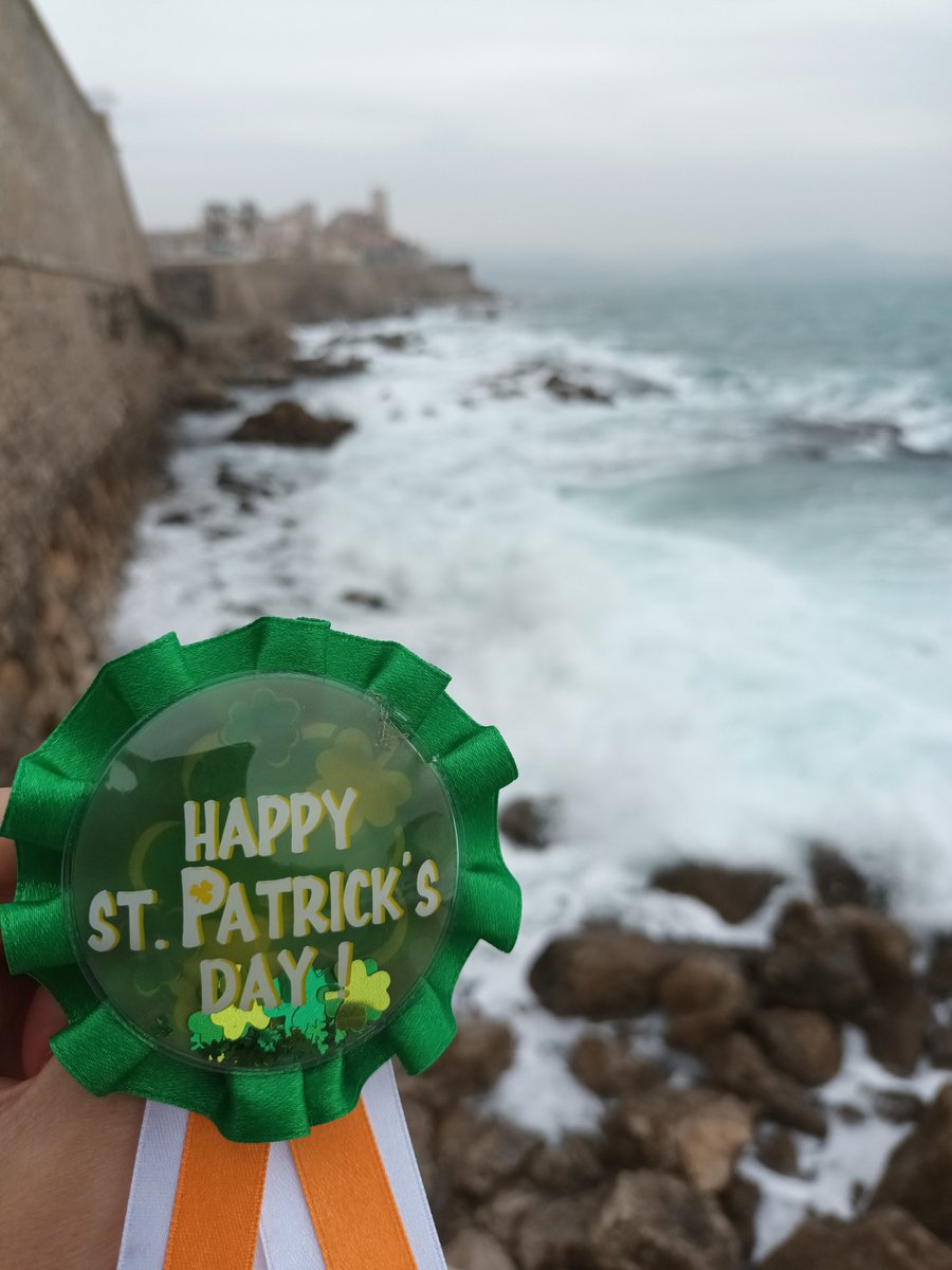 Lezardons's tweet photo. Happy SaintPatrick's Day to everybody and particularly to Irish Friends ! ;-)
@Irish_Cuisine @lore_irish @Irish_in_France @IrlEmbParis 
@DelicesAntan , avez-vous prévu une recette sortie du chapeau pour accompagner la stout ? ;-)
Santé ! Sláinte ! Cheers !
☘🍀
(Photos © F. Brun) https://t.co/IBeEUEzlV0