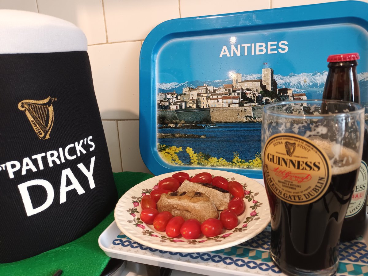 Lezardons's tweet photo. Happy SaintPatrick's Day to everybody and particularly to Irish Friends ! ;-)
@Irish_Cuisine @lore_irish @Irish_in_France @IrlEmbParis 
@DelicesAntan , avez-vous prévu une recette sortie du chapeau pour accompagner la stout ? ;-)
Santé ! Sláinte ! Cheers !
☘🍀
(Photos © F. Brun) https://t.co/IBeEUEzlV0